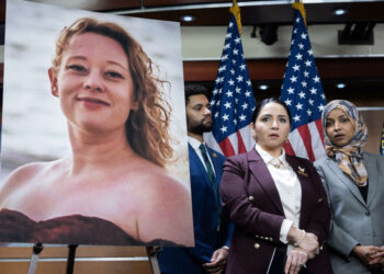 La ira pública contra ICE hace que los demócratas busquen una respuesta