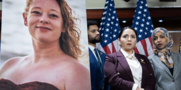 La ira pública contra ICE hace que los demócratas busquen una respuesta