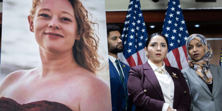 La ira pública contra ICE hace que los demócratas busquen una respuesta