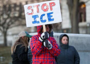La mayoría de los estadounidenses quieren que se desfinancia a ICE mientras se derrumba la confianza en la agencia