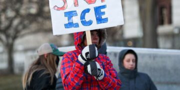 La mayoría de los estadounidenses quieren que se desfinancia a ICE mientras se derrumba la confianza en la agencia