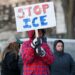 La mayoría de los estadounidenses quieren que se desfinancia a ICE mientras se derrumba la confianza en la agencia