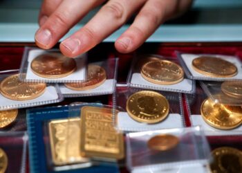 En esta ilustración fotográfica, se exhiben monedas de oro en Witter Coins en San Francisco el 7 de octubre de 2025. (Justin Sullivan/Getty Images)
