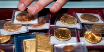 En esta ilustración fotográfica, se exhiben monedas de oro en Witter Coins en San Francisco el 7 de octubre de 2025. (Justin Sullivan/Getty Images)