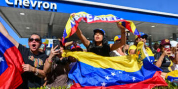 La gente reacciona a la noticia de la captura del presidente venezolano, Nicolás Maduro, por parte de Estados Unidos, en Doral, Florida, el 3 de enero de 2026.