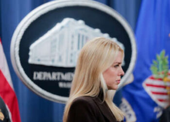 La fiscal general Pam Bondi escucha durante una conferencia de prensa en el edificio del Departamento de Justicia el 12 de febrero de 2025 en Washington, DC.