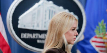 La fiscal general Pam Bondi escucha durante una conferencia de prensa en el edificio del Departamento de Justicia el 12 de febrero de 2025 en Washington, DC.