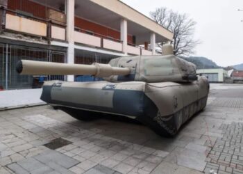 Las armas más locas del arsenal de Putin, desde camellos hasta tanques de puercoespín... mientras el desesperado Vlad lo lanza todo a la guerra