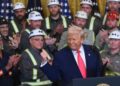 Donald Trump hace un gesto antes de firmar una orden ejecutiva para impulsar la minería y la producción de carbón en Estados Unidos, en el Salón Este de la Casa Blanca el 8 de abril de 2025, en Washington, DC.