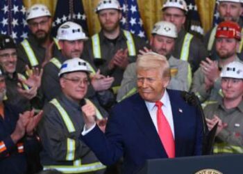 Donald Trump hace un gesto antes de firmar una orden ejecutiva para impulsar la minería y la producción de carbón en Estados Unidos, en el Salón Este de la Casa Blanca el 8 de abril de 2025, en Washington, DC.