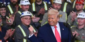 Donald Trump hace un gesto antes de firmar una orden ejecutiva para impulsar la minería y la producción de carbón en Estados Unidos, en el Salón Este de la Casa Blanca el 8 de abril de 2025, en Washington, DC.