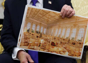 El presidente estadounidense Donald Trump muestra una representación de su propuesta de salón de baile de la Casa Blanca de 250 millones de dólares mientras se reúne con el secretario general de la OTAN, Mark Rutte, en la Oficina Oval de la Casa Blanca el 22 de octubre de 2025, en Washington, DC.