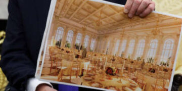 El presidente estadounidense Donald Trump muestra una representación de su propuesta de salón de baile de la Casa Blanca de 250 millones de dólares mientras se reúne con el secretario general de la OTAN, Mark Rutte, en la Oficina Oval de la Casa Blanca el 22 de octubre de 2025, en Washington, DC.