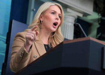 Leavitt se burla de las preocupaciones de los periodistas sobre el deseo de Trump de cancelar las elecciones intermedias