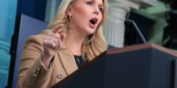 Leavitt se burla de las preocupaciones de los periodistas sobre el deseo de Trump de cancelar las elecciones intermedias