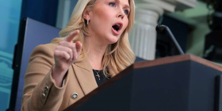 Leavitt se burla de las preocupaciones de los periodistas sobre el deseo de Trump de cancelar las elecciones intermedias