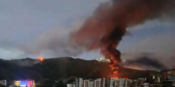 El incendio en Fuerte Tiuna, el complejo militar más grande de Venezuela, se ve desde la distancia después de una serie de ataques militares estadounidenses contra Caracas el 3 de enero de 2026.