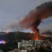 El incendio en Fuerte Tiuna, el complejo militar más grande de Venezuela, se ve desde la distancia después de una serie de ataques militares estadounidenses contra Caracas el 3 de enero de 2026.