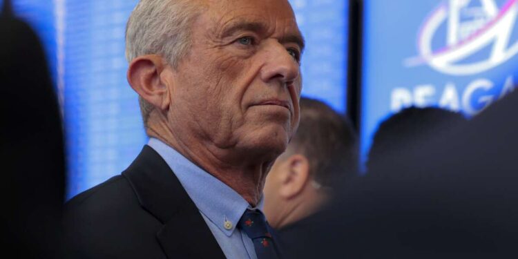 Los CDC recortan drásticamente las recomendaciones de vacunas para niños, alarmando a los expertos en salud