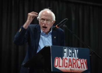 El senador Bernie Sanders (I-Vermont) habla con los invitados durante la primera parada de su "Luchando contra la oligarquía" gira, Midwest swing, en el RiverCenter el 22 de agosto de 2025 en Davenport, Iowa.