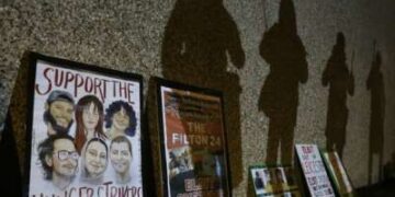 Las sombras de los manifestantes se proyectan en los muros de la prisión encima de carteles en apoyo a los huelguistas de hambre. Los partidarios de Filton 24, un grupo de activistas pro palestinos, se manifestaron frente al HMP Peterborough en solidaridad con los 24 prisioneros en prisión preventiva y los seis que se encuentran actualmente en huelga de hambre en prisiones de todo el Reino Unido.