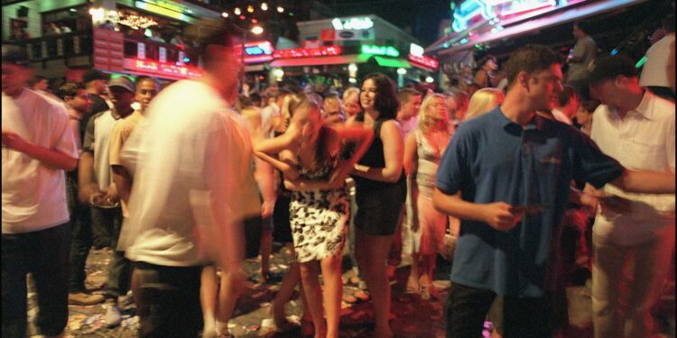 Los jefes de clubes de mala calidad se jactaban de 'si te dan un mal trabajo, lo consiguen'... la escalofriante realidad de la vida como representante de vacaciones