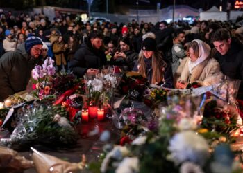 Los padres buscan desesperadamente a sus hijos después del infierno en una estación de esquí suiza mientras cientos se reúnen para una vigilia desgarradora