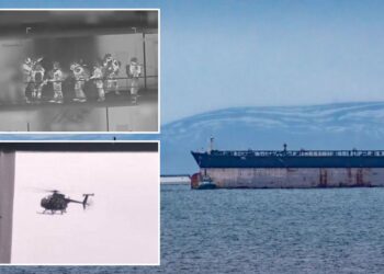 Un collage de imágenes que contiene 3 imágenes, la Imagen 1 muestra el petrolero Marinera escoltado por un barco de la Guardia Costera de los EE. UU. con montañas nevadas al fondo, la Imagen 2 muestra escenas increíbles que muestran a las fuerzas estadounidenses capturando el SEGUNDO petrolero, la Imagen 3 muestra el CONFLICTO-RUSIA-EE.UU.-VENEZUELA-TRANSPORTE-PETROLEO