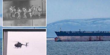 Un collage de imágenes que contiene 3 imágenes, la Imagen 1 muestra el petrolero Marinera escoltado por un barco de la Guardia Costera de los EE. UU. con montañas nevadas al fondo, la Imagen 2 muestra escenas increíbles que muestran a las fuerzas estadounidenses capturando el SEGUNDO petrolero, la Imagen 3 muestra el CONFLICTO-RUSIA-EE.UU.-VENEZUELA-TRANSPORTE-PETROLEO