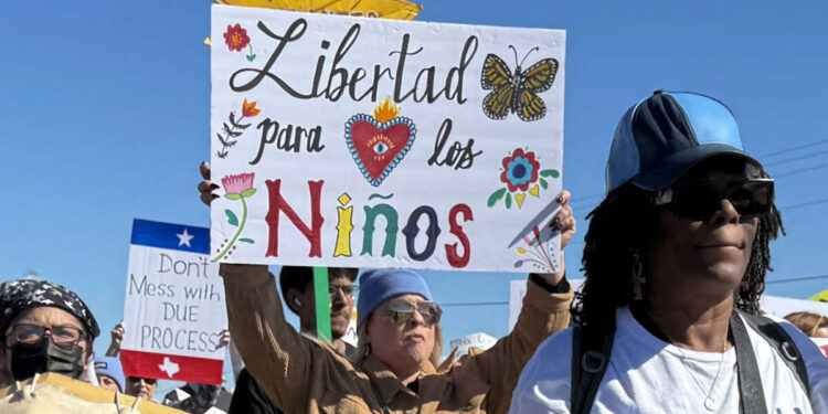 Los secuestros de niños por parte de ICE se hacen eco de los de la Gestapo, pero sus tácticas son de cosecha propia