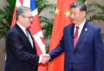 Los tres hijos de la peluquera británica asesinada Victoria Hart soltaron globos en memoria de su madre durante un minuto de silencio