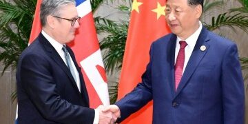 Los tres hijos de la peluquera británica asesinada Victoria Hart soltaron globos en memoria de su madre durante un minuto de silencio