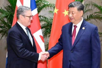 Los tres hijos de la peluquera británica asesinada Victoria Hart soltaron globos en memoria de su madre durante un minuto de silencio