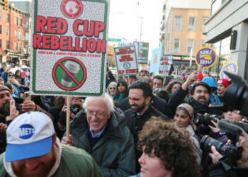 El alcalde electo de la ciudad de Nueva York, Zohran Mamdani (R), y el senador estadounidense Bernie Sanders, se unen a los trabajadores de Starbucks en huelga en la ciudad de Nueva York, el 1 de diciembre de 2025.