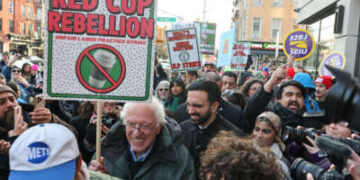 El alcalde electo de la ciudad de Nueva York, Zohran Mamdani (R), y el senador estadounidense Bernie Sanders, se unen a los trabajadores de Starbucks en huelga en la ciudad de Nueva York, el 1 de diciembre de 2025.