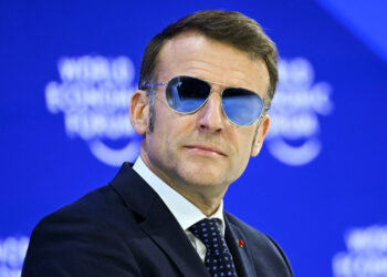 Macron luce gafas de sol Top Gun para lanzar un ataque velado contra las amenazas de Trump en Groenlandia diciendo "estamos en un mundo sin reglas"