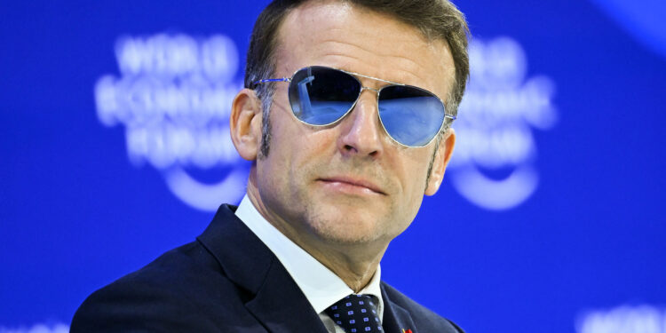 Macron luce gafas de sol Top Gun para lanzar un ataque velado contra las amenazas de Trump en Groenlandia diciendo "estamos en un mundo sin reglas"