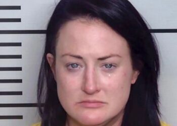 Un collage de imágenes que contiene 1 imagen. La imagen 1 muestra una foto policial de Sydnee Graf con lágrimas en los ojos.