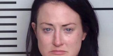 Un collage de imágenes que contiene 1 imagen. La imagen 1 muestra una foto policial de Sydnee Graf con lágrimas en los ojos.