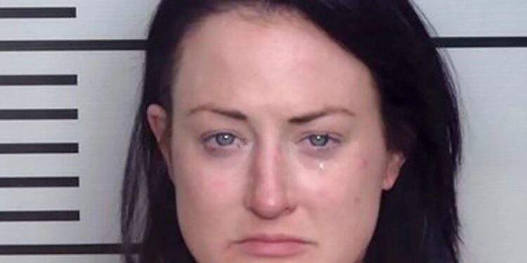 Un collage de imágenes que contiene 1 imagen. La imagen 1 muestra una foto policial de Sydnee Graf con lágrimas en los ojos.