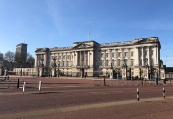 Mamá, de 58 años, cayó en coma y casi muere después de contraer una terrible enfermedad en un hotel de cuatro estrellas en una isla turística británica.