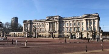 Mamá, de 58 años, cayó en coma y casi muere después de contraer una terrible enfermedad en un hotel de cuatro estrellas en una isla turística británica.