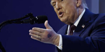 Donald Trump habla durante una ceremonia de firma de la “Junta de Paz” en el Foro Económico Mundial (FEM) el 22 de enero de 2026, en Davos, Suiza.