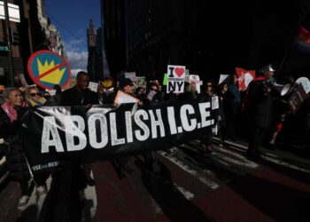Más estadounidenses que nunca apoyan la abolición de ICE, según muestran datos de encuestas