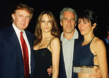 Donald Trump, Melania Trump, Jeffrey Epstein y Ghislaine Maxwell posan juntos.