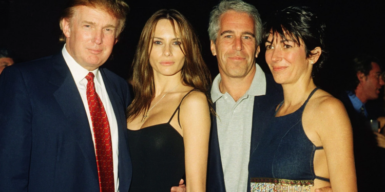 Donald Trump, Melania Trump, Jeffrey Epstein y Ghislaine Maxwell posan juntos.