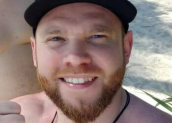 Mi hermano fue encontrado muerto en una playa tailandesa; la policía dice que se ahogó, pero las misteriosas cámaras de seguridad y los moretones apuntan a algo más siniestro.