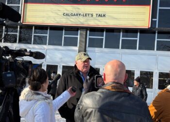 Jeffrey Rath, asesor general de Stay Free Alberta, habla con los medios afuera de Big Four Roadhouse en Stampede Park de Calgary el 26 de enero de 2026. (La Gran Época)