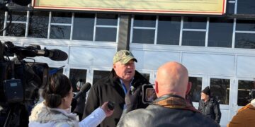 Jeffrey Rath, asesor general de Stay Free Alberta, habla con los medios afuera de Big Four Roadhouse en Stampede Park de Calgary el 26 de enero de 2026. (La Gran Época)