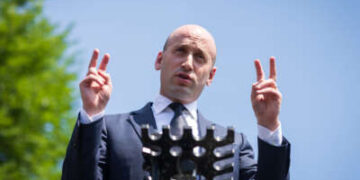 El subjefe de gabinete de la Casa Blanca, Stephen Miller, habla con los periodistas después de una entrevista televisiva en la entrada del ala oeste el 30 de mayo de 2025, en la Casa Blanca en Washington.